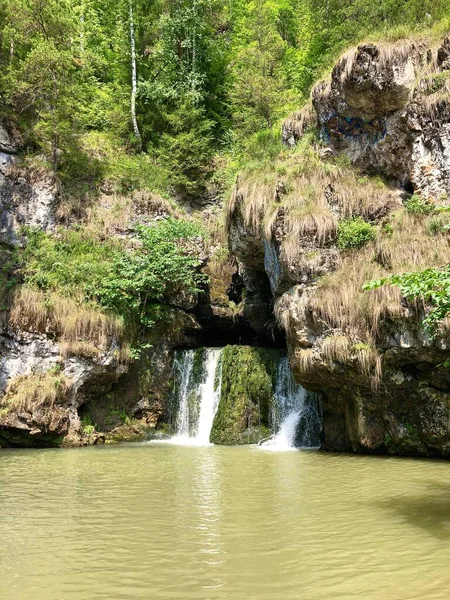 Şelale, çok güzel zümrüt yeraltı gölü Bashkortostan Cumhuriyeti 'nin Ural dağlarında, Ural, Atysh nehrinde.