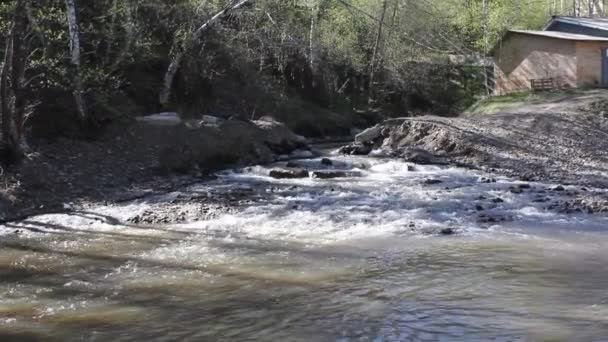 Río de montaña tranquilo y tormentoso en la primavera entre las montañas de los Urales — Vídeos de Stock