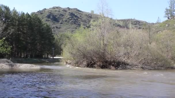 Calma río de montaña entre las montañas de los Urales — Vídeo de stock