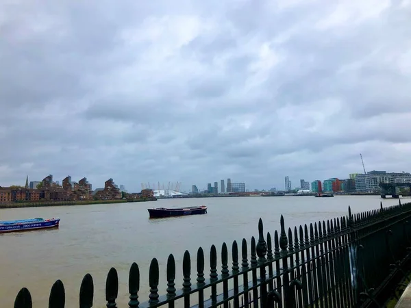 Londra, İngiltere - 29 Kasım 2019: Thames, Millennium Köprüsü, boş gezinti güvertesi.