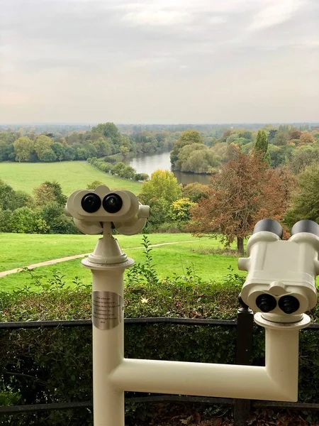 Лондон, Великобритания - 29 ноября 2019 г. Вид Ричмонд-парка и Тамс через шпионский стакан на вершине — стоковое фото