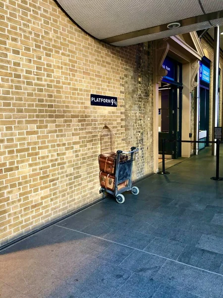 Londra İngiltere - King Cross İstasyonu 'ndaki Hogwarts Ekspresi' ne 9-3-4 numaralı platform Harry Potter
