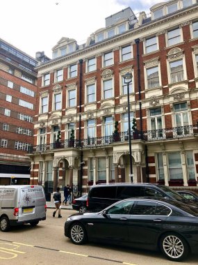 Londra 'nın işlek caddesi, Westminster Londra' da insan arabalarıyla dolu.