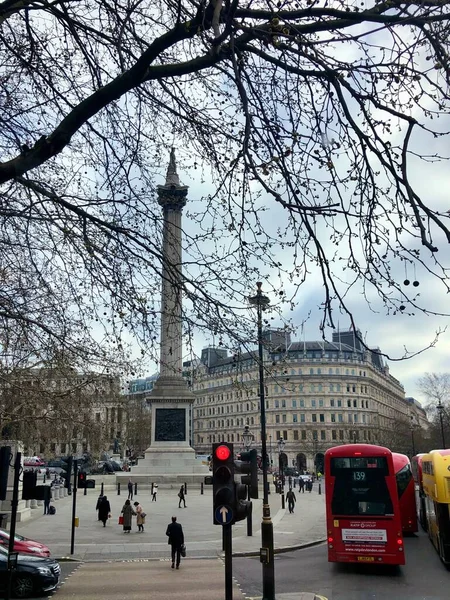 Trafalgar Square met Nelson Column Londen met rode bus — Stockfoto