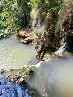 Güzel zümrüt yeraltı gölü Bashkortostan Cumhuriyeti 'nin Ural dağlarında, Atysh nehrinde.