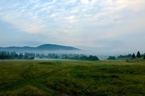 畑の上や山の上の日の出時に村の霧 — ストック写真