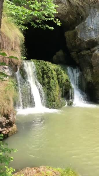 Waterval Prachtige smaragd ondergrondse meer in de Oeral bergen van de Republiek Bashkortostan, Atysh rivier — Stockvideo