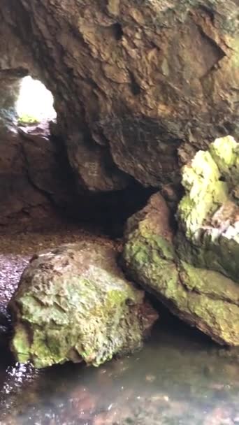 Hermoso lago subterráneo de esmeralda en las montañas de los Urales de la República de Bashkortostán, río Atysh — Vídeo de stock