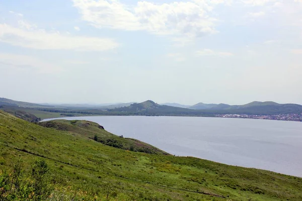 Ottima vista panoramica. Un lago di montagna pulito in mezzo a montagne maestose in una foschia — Foto Stock