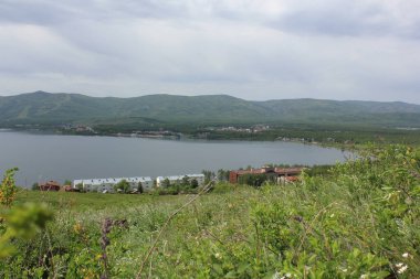 Harika bir panoramik manzara. Puslu, görkemli dağların ortasında temiz bir dağ gölü.