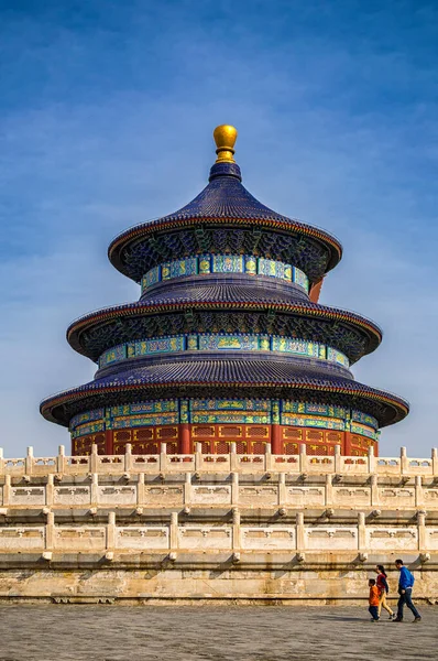 Beijing China April 2015 Een Familiewandeling Onder Gebedshal Voor Goede — Stockfoto