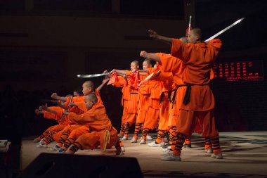 Shaolin, Luoyang, Henan Eyaleti / Çin - 4 Ocak 2016: Çin 'in Luoyang kentindeki Şaolin Tapınağında genç çıraklar tarafından yapılan Şaolin Kung Fu Gösterisi