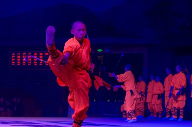 Shaolin, Luoyang, Henan Eyaleti / Çin - 4 Ocak 2016: Çin 'in Luoyang kentindeki Şaolin Tapınağında genç çıraklar tarafından yapılan Şaolin Kung Fu Gösterisi