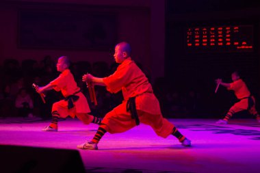 Shaolin, Luoyang, Henan Eyaleti / Çin - 4 Ocak 2016: Çin 'in Luoyang kentindeki Şaolin Tapınağında genç çıraklar tarafından yapılan Şaolin Kung Fu Gösterisi