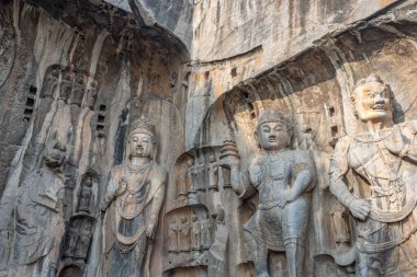 Longmen mağaraları, Longmen mağaraları Buda heykelleri ve havarileri Çin 'in Henan eyaletinde Luoyang' da taşa oyulmuş.