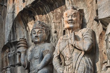 Longmen mağaraları, Longmen mağaraları Buda heykelleri ve havarileri Çin 'in Henan eyaletinde Luoyang' da taşa oyulmuş.