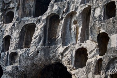 Longmen mağaraları, Longmen mağaraları Buda heykelleri ve havarileri Çin 'in Henan eyaletinde Luoyang' da taşa oyulmuş.