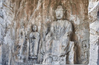 Longmen mağaraları, Longmen mağaraları Buda heykelleri ve havarileri Çin 'in Henan eyaletinde Luoyang' da taşa oyulmuş.