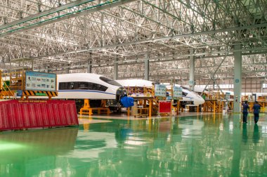 Changchun, Jilin Eyaleti / Çin - 11 Temmuz 2015: CRRC Changchun Demiryolları Şirketi, Çin 'in önde gelen hızlı tren, metro ve demiryolu üreticisi