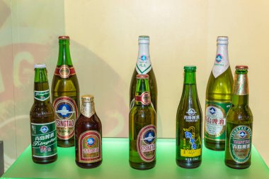 Qingdao / Çin - 6 Ağustos 2015: Çin 'in Shandong Eyaleti' ndeki Qingdao Bira Müzesi ve Tsingtao Bira Fabrikası 'nda Tsingtao Birasının farklı ambalajları sergilendi.