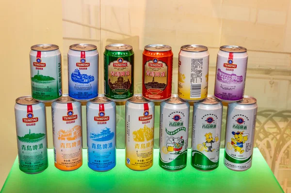2015年8月6日 青島ビール博物館と中国山東省青島市の青島ビール醸造所で展示されている青島ビールの異なるパッケージ — ストック写真
