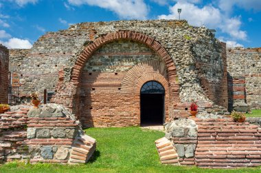 Gamzigrad 'dan arta kalanlar (Felix Romuliana), Roma İmparatoru Galerius tarafından M.S. 3. ve 4. yüzyılda Sırbistan' ın doğusundaki Zajecar kenti yakınlarındaki UNESCO Dünya Mirası Alanı tarafından inşa edilen antik Roma saray kompleksi.