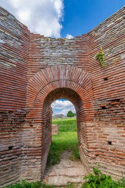 Gamzigrad 'dan arta kalanlar (Felix Romuliana), Roma İmparatoru Galerius tarafından M.S. 3. ve 4. yüzyılda Sırbistan' ın doğusundaki Zajecar kenti yakınlarındaki UNESCO Dünya Mirası Alanı tarafından inşa edilen antik Roma saray kompleksi.