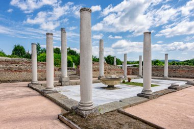 Gamzigrad 'dan arta kalanlar (Felix Romuliana), Roma İmparatoru Galerius tarafından M.S. 3. ve 4. yüzyılda Sırbistan' ın doğusundaki Zajecar kenti yakınlarındaki UNESCO Dünya Mirası Alanı tarafından inşa edilen antik Roma saray kompleksi.