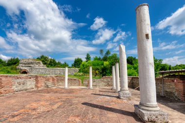 Gamzigrad 'dan arta kalanlar (Felix Romuliana), Roma İmparatoru Galerius tarafından M.S. 3. ve 4. yüzyılda Sırbistan' ın doğusundaki Zajecar kenti yakınlarındaki UNESCO Dünya Mirası Alanı tarafından inşa edilen antik Roma saray kompleksi.