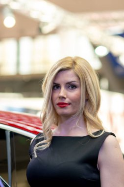 Belgrad / Sırbistan - 25 Mart 2017: Sırbistan 'ın başkenti Belgrad' daki Araba ve Motor Fuarında güzel bir hostes kız