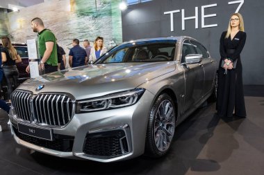 Belgrad / Sırbistan - 23 Mart 2019: Sırbistan 'ın başkenti Belgrad' daki Araba ve Motor Fuarında güzel bir hostes kız