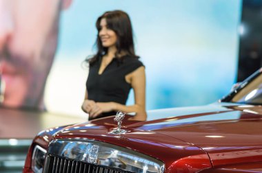 Belgrad / Sırbistan - 23 Mart 2019: Sırbistan 'ın başkenti Belgrad' daki Araba ve Motor Fuarında güzel bir hostes kız