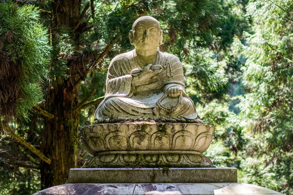 Koyasan Dağı Koya 'daki Okunoin mezarlığındaki Budist heykeli, UNESCO dünya mirası alanı ve Japonya' nın Shingon Budizmi 'nin 1200 yıllık Japon mezhebinin merkezi.