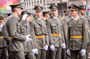 Belgrad / Sırbistan - 8 Eylül 2018: Sırp Ordusu 'nun en genç subaylarının terfisi - Sırbistan' ın başkenti Belgrad 'daki Harp Okulu öğrencilerinin mezuniyet töreni