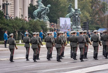 Belgrad / Sırbistan - 8 Eylül 2018: Sırp Ordusu 'nun en genç subaylarının terfisi - Sırbistan' ın başkenti Belgrad 'daki Harp Okulu öğrencilerinin mezuniyet töreni