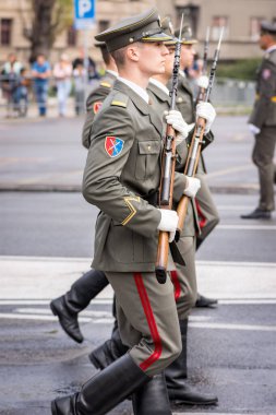 Belgrad / Sırbistan - 8 Eylül 2018: Sırp Ordusu 'nun en genç subaylarının terfisi - Sırbistan' ın başkenti Belgrad 'daki Harp Okulu öğrencilerinin mezuniyet töreni