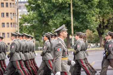 Belgrad / Sırbistan - 8 Eylül 2018: Sırp Ordusu 'nun en genç subaylarının terfisi - Sırbistan' ın başkenti Belgrad 'daki Harp Okulu öğrencilerinin mezuniyet töreni