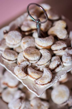 Vanilya, Sırp ısırığı büyüklüğünde vanilyalı kurabiyeler, iki vanilyalı ve cevizli kurabiyelerden oluşan ve genellikle Noel zamanı servis edilen bir parça reçelli sandviç.