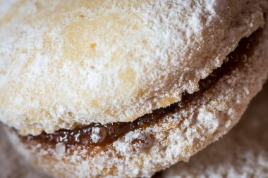 Vanilya, Sırp ısırığı büyüklüğünde vanilyalı kurabiyeler, iki vanilyalı ve cevizli kurabiyelerden oluşan ve genellikle Noel zamanı servis edilen bir parça reçelli sandviç.