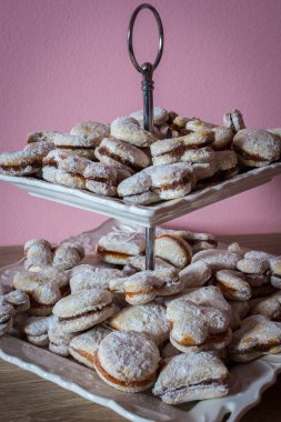 Vanilya, Sırp ısırığı büyüklüğünde vanilyalı kurabiyeler, iki vanilyalı ve cevizli kurabiyelerden oluşan ve genellikle Noel zamanı servis edilen bir parça reçelli sandviç.