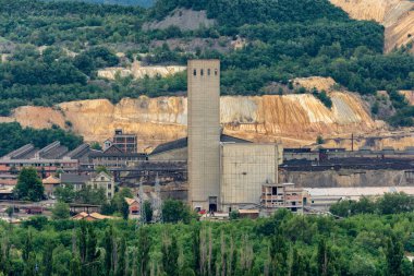 Bor / Sırbistan - 13 Temmuz 2019: Avrupa 'nın en büyük bakır madenlerinden biri olan Bor, Doğu Sırbistan' daki Zijin Bor Bakır madencilik ve eritme kompleksi, Çinli madencilik şirketi Zijin Mining Group 'a ait.