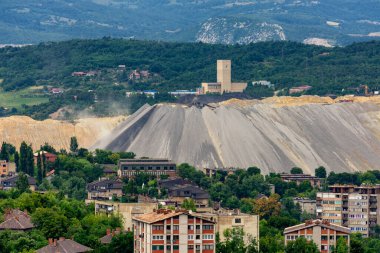 Bor / Sırbistan - 13 Temmuz 2019: Avrupa 'nın en büyük bakır madenlerinden biri olan Bor, Doğu Sırbistan' daki Zijin Bor Bakır madencilik ve eritme kompleksi, Çinli madencilik şirketi Zijin Mining Group 'a ait.