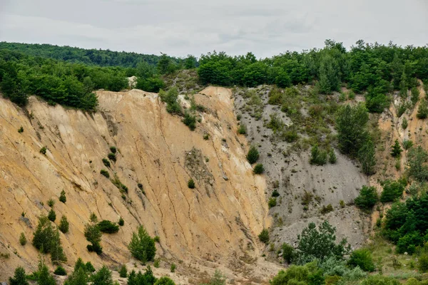 Bor / Sırbistan - 13 Temmuz 2019: Çinli maden şirketi Zijin Madencilik Grubu 'nun sahibi olduğu Sırbistan' ın Bor kentindeki bakır madenindeki sanayi kirliliği nedeniyle toprak erozyonu ve bozulma