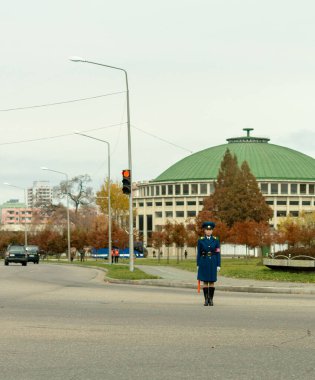 Pyongyang / DPR Kore - 13 Kasım 2015: Pyongyang, Kuzey Kore 'de kadın trafik polisi