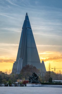 Pyongyang / DPR Kore - 12 Kasım 2015: Ryugyong oteli tamamlanmamış 105 katlı, 330 metre uzunluğunda, Pyongyang 'da ve Kuzey Kore' nin en yüksek yapısına sahip gökdelendir.