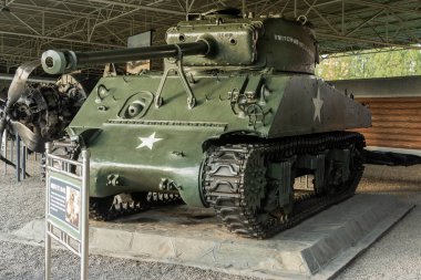 Pyongyang / DPR Kore - 12 Kasım 2015: Pyongyang, Kuzey Kore 'deki Kore Savaşı' na adanmış muzaffer savaş müzesinde ABD Ordusu M4 Sherman Tankı sergilendi