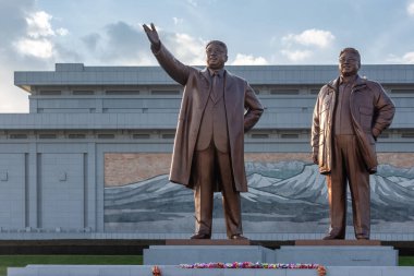 Pyongyang / DPR Kore - 12 Kasım 2015: Kuzey Kore liderleri Kim Il-sung ve Kim Jong-il 'in Pyongyang' daki Mansu Tepesi Büyük Anıtı 'ndaki bronz heykelleri