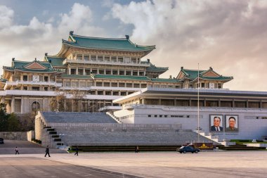 Pyongyang / DPR Kore - 12 Kasım 2015: Pyongyang, Kuzey Kore 'de Kim Il-sung Meydanı' nda Büyük Halk Çalışmaları Evi