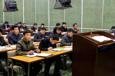 Pyongyang / DPR Kore - 12 Kasım 2015: Öğrenciler Kuzey Kore 'nin Pyongyang kentindeki tüm Kuzey Korelilere açık bir eğitim merkezi olan Grand People' s Study House 'da İngilizce öğreniyorlar