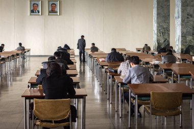 Pyongyang / DPR Kore - 12 Kasım 2015: Pyongyang, Kuzey Kore 'deki tüm Kuzey Korelilere açık bir eğitim merkezi olan Grand People' s Study House 'daki öğrenciler